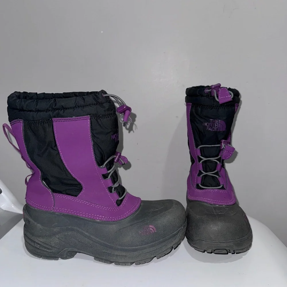 The North Face Alpenglow Snow Boots Girls Size 4 Purple Black EUC Insulated